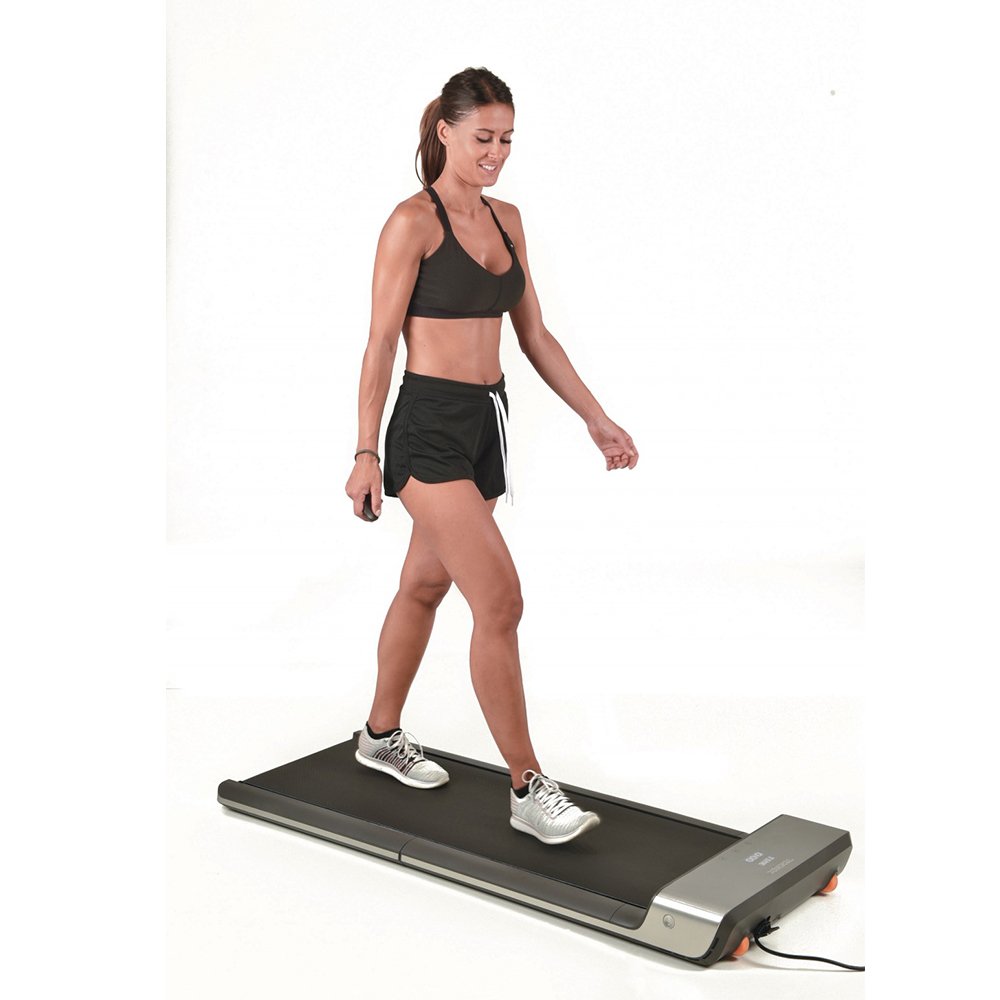 Bėgimo takeliu TOORX WalkingPad G eina moteris